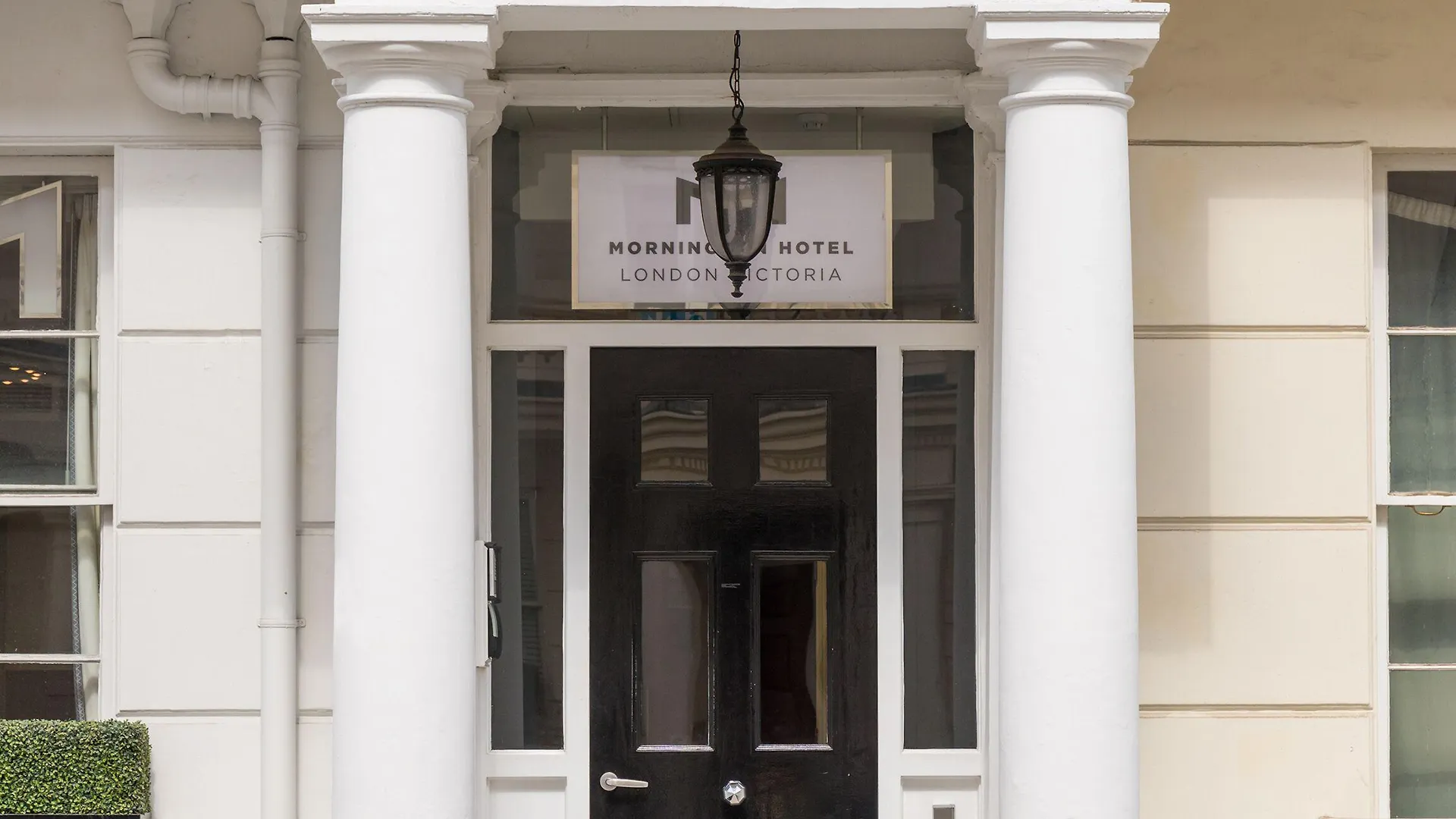 Staying In Victoria: 6 Romantic Hotels Compared