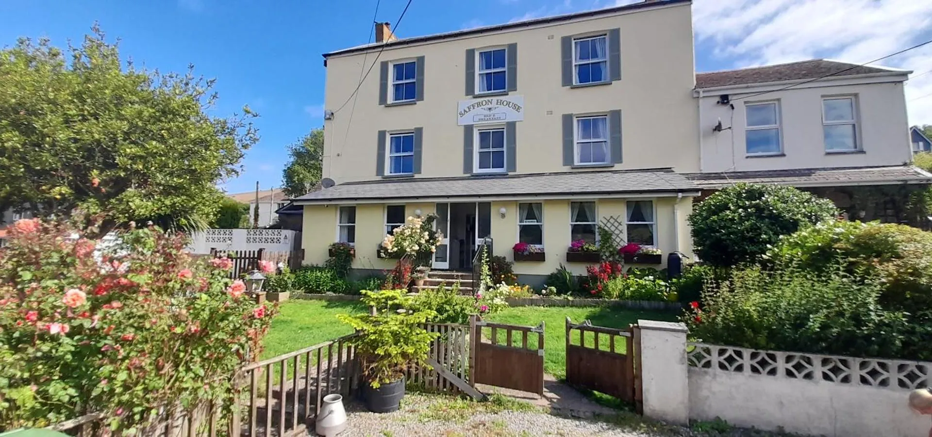 Staying Near Arlington Court: 8 Central Hotels Compared
