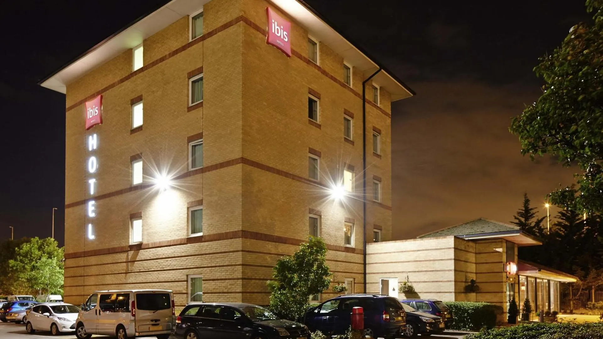 Staying Near Hall Place: 5 Family Hotels Compared