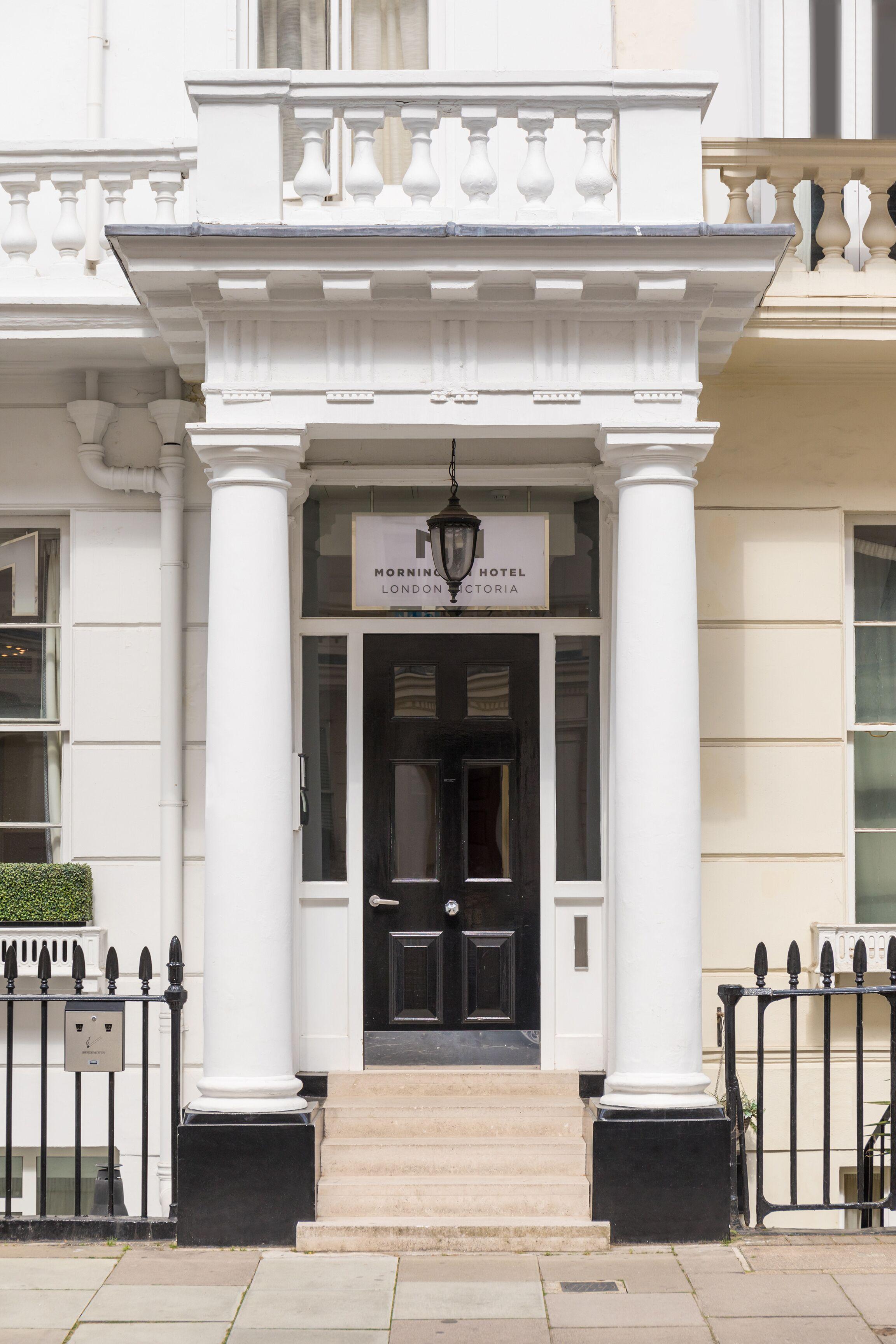 Staying In Victoria: 6 Romantic Hotels Compared